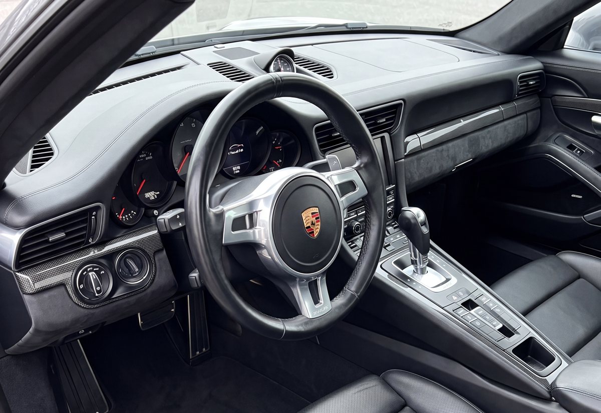 Detailed Porsche 911 interior by 1 Day Detailz
